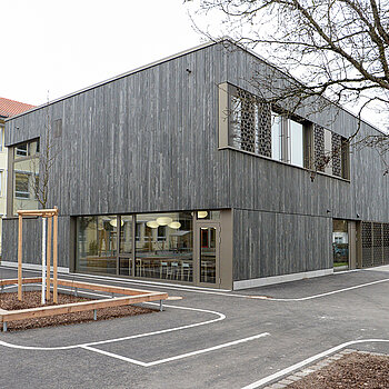 Lichtdurchfluteter Holzbau: Die Erweiterung der Grundschule St. Lantbert ermöglicht den Ganztagesbetrieb für zwei Klassen. (Foto: Stadt Freising)