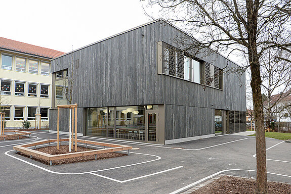 Lichtdurchfluteter Holzbau: Die Erweiterung der Grundschule St. Lantbert ermöglicht den Ganztagesbetrieb für zwei Klassen. (Foto: Stadt Freising)