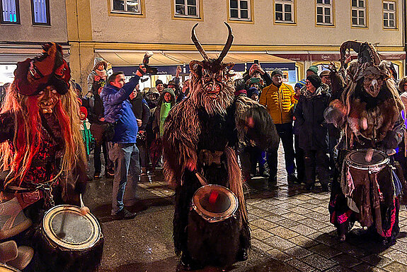 Zum Eröffnungsfest der Oberen Altstadt im Dezember 2023 gaben sich auch die Freisinger Perchten ein Stelldichein. (Foto: ski)