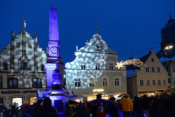 Lichtershow beim Eröffnungsfest der Oberen Altstadt im Dezember 2023. (Foto: ski)