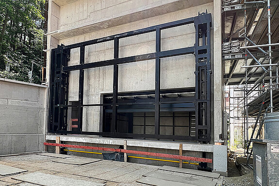 Mithilfe des Aufzugsturms, der eine aufklappbare Bühne enthält, kann der „Asam öffne Dich“ genannte Platz auf der Südseite des Asamgebäudes als Freilichtbühne genutzt werden. (Foto: ski)