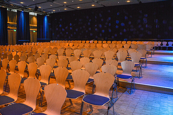 Es ist angerichtet für Theateraufführungen. Dank der aufsteigenden Stuhlreihen hat das Publikum auch von den hinteren Sitzplätzen aus einen guten Blick auf das gesamte Bühnengeschehen. (Foto: Stadt Freising)
