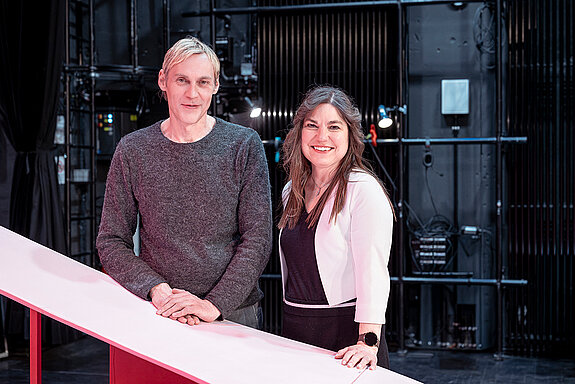 Freisings Oberbürgermeisterin Monika Schwind und Kulturamtsleiter Markus Bader auf der ASAM-Bühne. (Foto: Mann)
