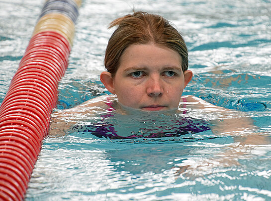 Stefanie Elsinger ist von dem Angebot begeistert. Foto: P. Spanrad eine junge Frau schwimmt neben einer Bojenschnur