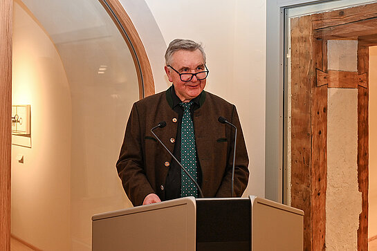 Günther Lehrmann, Vorsitzender des Historischen Vereins Freising, stellte die Bildwerke ausführlich vor. (Foto: Stadt Freising)