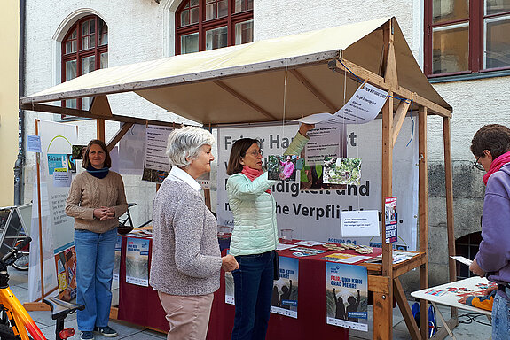 mehrerer Frauen vor einem Stand