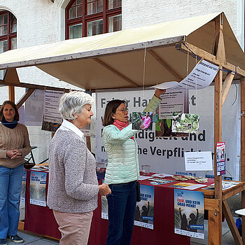 mehrerer Frauen vor einem Stand