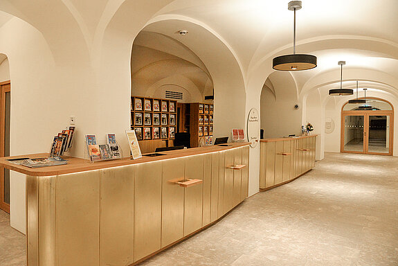 Im Eingangsfoyer sind Kartenvorverkauf und Touristinfo untergebracht. (Foto: ski)