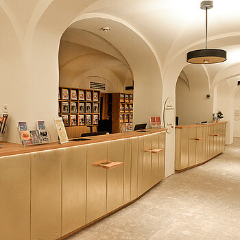 Im Eingangsfoyer sind Kartenvorverkauf und Touristinfo untergebracht. (Foto: ski)