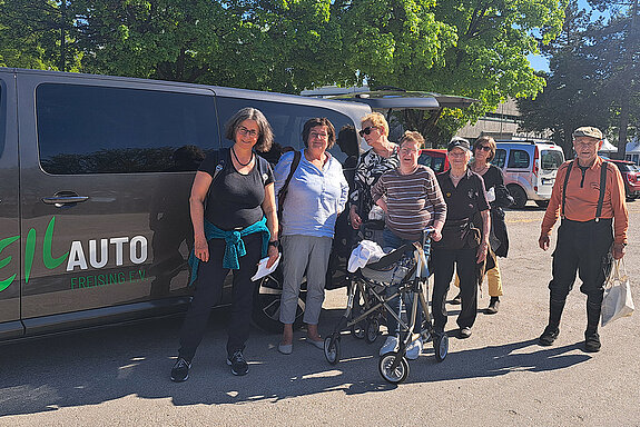 Ein Teil der Gruppe bei der Ankunft zurück in Freising mit dem StadtTeilAuto. Foto: Andrea Gurr