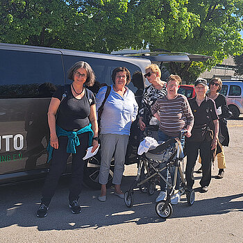 Ein Teil der Gruppe bei der Ankunft zurück in Freising mit dem StadtTeilAuto. Foto: Andrea Gurr