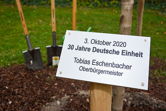 Metallschild mit der Aufschrift: 3. Oktober 2020, 30 Jahre Deutsche Einheit, Tobias Eschenbacher, Oberbürgermeister