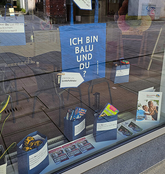 verschiedene blaue Taschen mit Beschriftungen und teilweise Spiel- und Bastermaterial darin