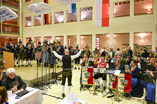 Auch musikalisch im Gleichklang: Musikkapelle Partenkirchen und Stadtkapelle Freising spielen gemeinsam auf. (Foto: Stadt Freising)