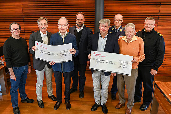 Dankbare Gesichter bei der Spendenübergabe: (v.l.) Ingo Bartha (Referatsleitung Kultur und Tourismus), Peter Spanrad (stellv. Vorsitzender Stiftungsvorstand Bürgerstiftung Freising), Josef Hauner (1. Vorstand Stiftungsvorstand Bürgerstiftung Freising), OB Tobias Eschenbacher, Ralf Kamann (Regionalleiter Freising des Bundeswehr Sozialwerks), Wolfgang Schwörer (Bundeswehr Sozialwerk), Peter Heise (Bundeswehr Sozialwerk Region Freising) und Björn Schwarze (Bundeswehr Sozialwerk Bereichsleitung Süd). Foto: Stadt Freising 