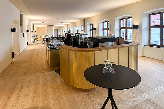 Das erweiterte Asamfoyer mit der glänzenden Theke. (Foto: ski)