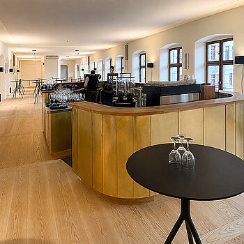 Das erweiterte Asamfoyer mit der glänzenden Theke. (Foto: ski)