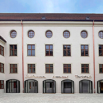 Blick auf den Innenhof mit dem Hauptzugang zum Asamsaal, zur Touristinfo und zum Stadtmuseum. (Foto: Stadt Freising)
