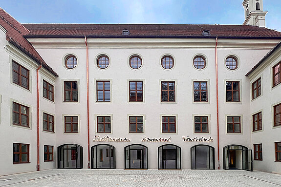 Blick auf den Innenhof mit dem Hauptzugang zum Asamsaal, zur Touristinfo und zum Stadtmuseum. (Foto: Stadt Freising)