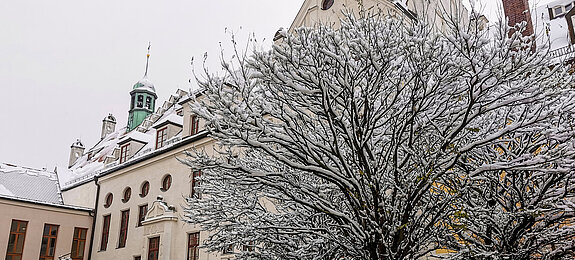 Das verschneite Rathaus in Freising - aufgenommen vom Innenhof an der Kirche St. Georg.