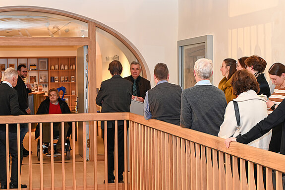 Das Rednerpult war direkt vor dem Eingang des Museums platziert, sodass sowohl im Treppenhaus wie im Museumsfoyer den Reden gefolgt werden konnte. (Foto: Stadt Freising)