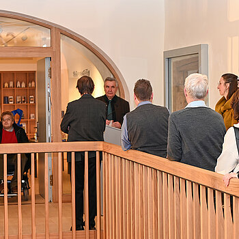 Das Rednerpult war direkt vor dem Eingang des Museums platziert, sodass sowohl im Treppenhaus wie im Museumsfoyer den Reden gefolgt werden konnte. (Foto: Stadt Freising)