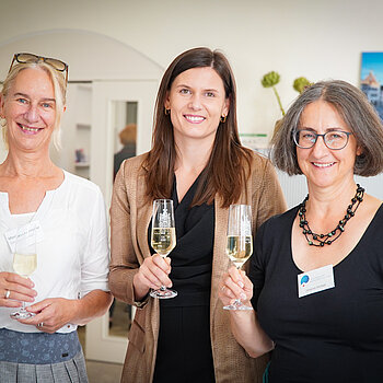 Auf dem Foto sind von links nach rechts Monika Laschinger, Sina Hörl und Johanna Sticksel zu sehen. 