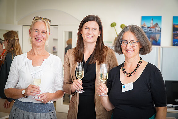 Auf dem Foto sind von links nach rechts Monika Laschinger, Sina Hörl und Johanna Sticksel zu sehen. 