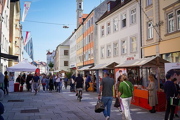 Straßenszene mit verschiedenen Dultständen