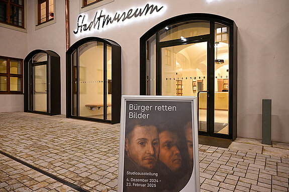 Hereinspaziert! Am Dienstagabend, 3. Dezember 2024, wurde zur Eröffnung der Studioausstellung geladen. (Foto: Stadt Freising)