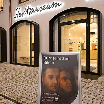 Hereinspaziert! Am Dienstagabend, 3. Dezember 2024, wurde zur Eröffnung der Studioausstellung geladen. (Foto: Stadt Freising)