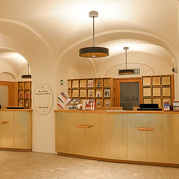 Im Eingangsfoyer sind Kartenvorverkauf und Touristinfo untergebracht. (Foto: ski)