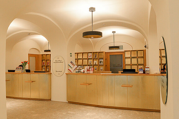 Im Eingangsfoyer sind Kartenvorverkauf und Touristinfo untergebracht. (Foto: ski)
