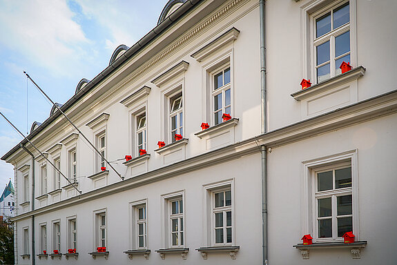 Spalier von Vogelhäuschen an der Fassade des Gebäudes Amtsgerichtsgasse 1. (Foto: Stadt Freising)