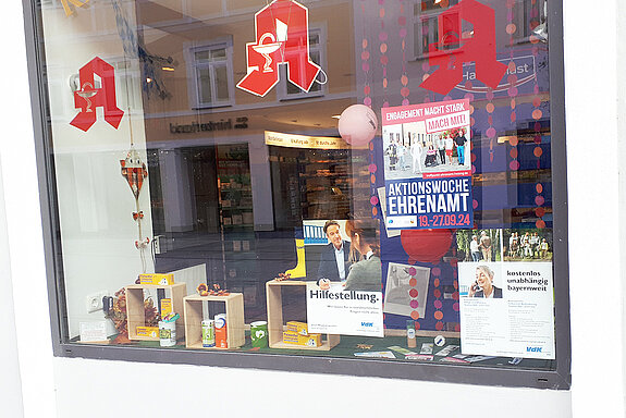 Infoplakate des vdk zwischen Medikamentenpackungen und einem Luftballon